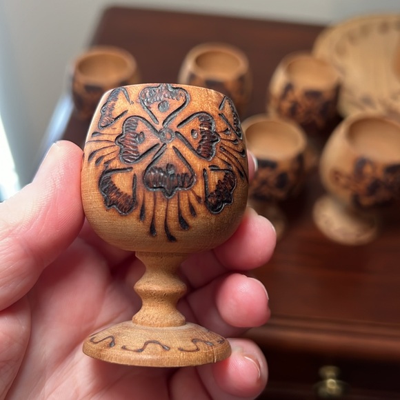 VTG Tiki Wooden Pyrography Folk Art Decanter with 6 Stem Cups and Serving Tray - Picture 11 of 12